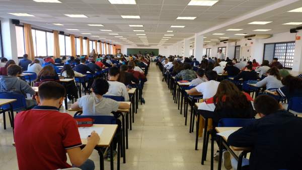 Estudiantes que participan en el Concurso de Otoño de Matemáticas Estudiantes que participan en el Concurso de Otoño de Matemáticas