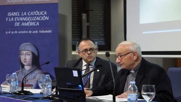 El capellán mayor de la Capilla Real de Granada, Manuel Reyes, a la derecha El capellán mayor de la Capilla Real de Granada, Manuel Reyes, a la derecha