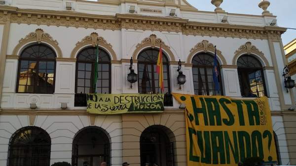 Protestas en el pleno de Morón Protestas en el pleno de Morón