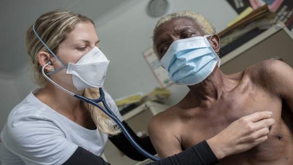 Enfermera atiende a paciente con tuberculosis Enfermera atiende a paciente con tuberculosis