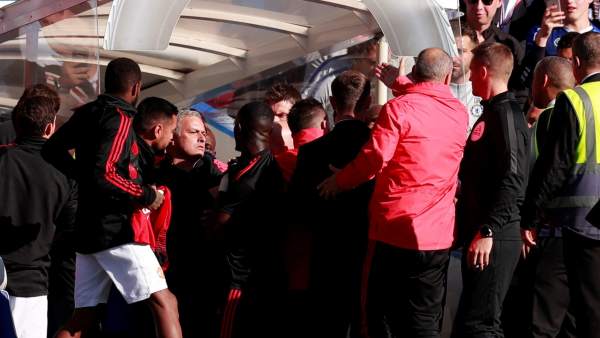 Mou, sujetado para no pegar a un contrario Mou, sujetado para no pegar a un contrario