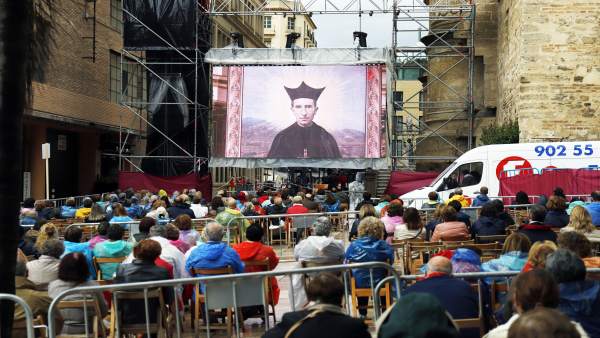 Devotos siguen la beatificación de Arnaiz Devotos siguen la beatificación de Arnaiz