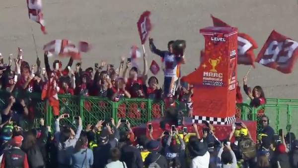 Marc Márquez celebra su séptimo título mundial. Marc Márquez celebra su séptimo título mundial.