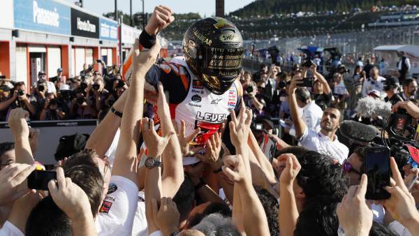 Márquez celebra el Mundial con su equipo Márquez celebra el Mundial con su equipo