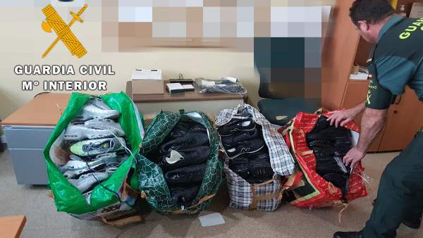 Zapatillas intervenidas por la Guardia Civil de Almería en el puerto Zapatillas intervenidas por la Guardia Civil de Almería en el puerto