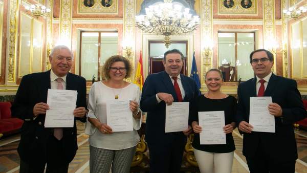 Diputados valencianos del PP presentan una iniciativa Diputados valencianos del PP presentan una iniciativa