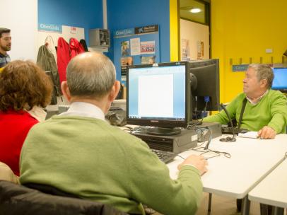 Personas mayores, clases de internet, centro de mayores, jubilados