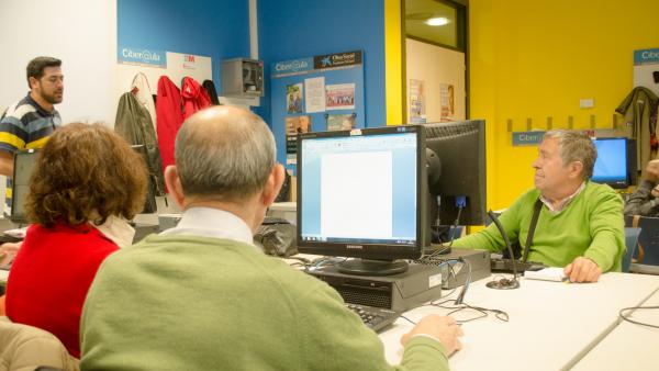 Personas mayores, clases de internet, centro de mayores, jubilados Personas mayores, clases de internet, centro de mayores, jubilados