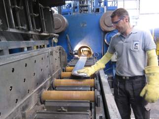 Operario trabajando en una fábrica.