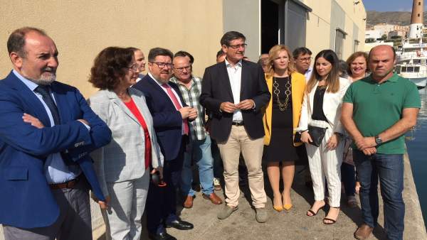 De Haro en su visita a la lonja de Adra De Haro en su visita a la lonja de Adra