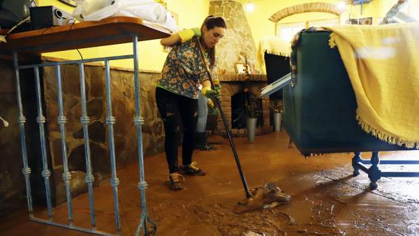 Vecina Campillos limpieza enseres casas inundaciones riada barro lodo Vecina Campillos limpieza enseres casas inundaciones riada barro lodo