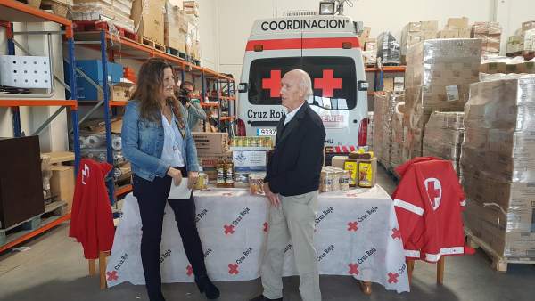 La subdelegada visita el centro de almacenamiento de Cruz Roja Huesca La subdelegada visita el centro de almacenamiento de Cruz Roja Huesca