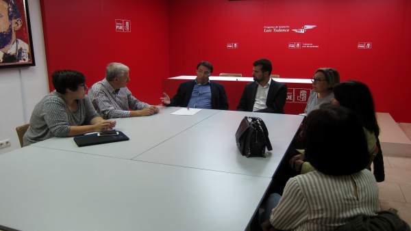 Luis Tudanca y Fernando Pablos con representantes de Aspas. Luis Tudanca y Fernando Pablos con representantes de Aspas.