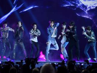 RM, junto a su banda BTS