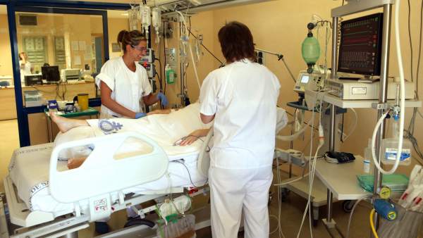 Enfermeras con un paciente en una habitación de hospital Enfermeras con un paciente en una habitación de hospital
