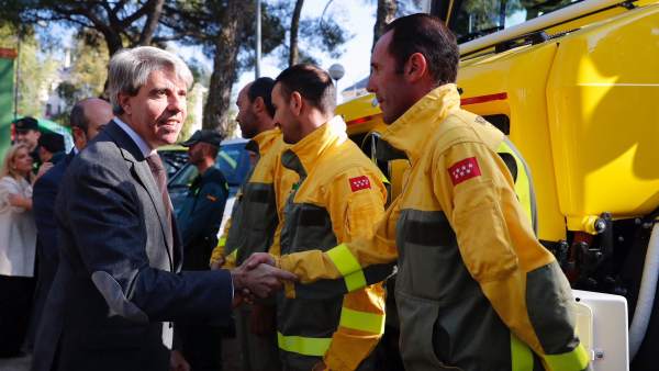 El presidente Ángel Garrido durante su visita a Collado Villalba El presidente Ángel Garrido durante su visita a Collado Villalba