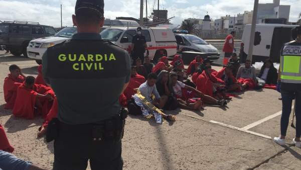 Inmigrantes custodiados por la Guardia Civil en Puerto Naos Inmigrantes custodiados por la Guardia Civil en Puerto Naos