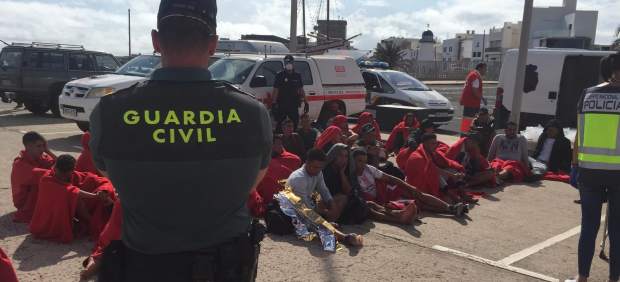 Inmigrantes custodiados por la Guardia Civil en Puerto Naos