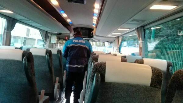 La Policía de Valladolid inspecciona un acutocar La Policía de Valladolid inspecciona un acutocar