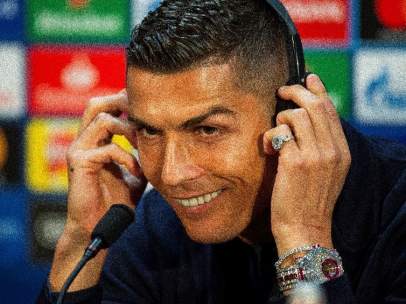 Cristiano Ronaldo, luciendo el carísimo reloj, durante la rueda de prensa