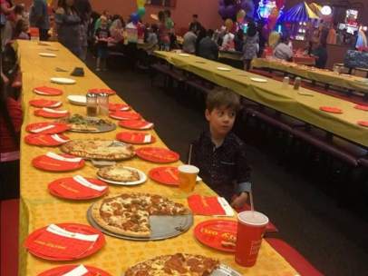 Un niño de seis años se queda solo en su fiesta de cumpleaños