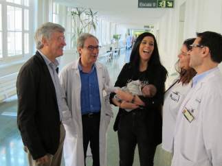 Imagen María José Ortega con su hija Daniela, acompañada del equipo de ginecólogos liderado por Francesc Fàbregues y Francesc Carmona y los miembros de su equipo Janisse Ferreri y Josep Maria Calafell.