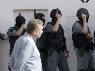 Alberto Chicote, en '¿Te lo vas a comer?', con la Guardia Civil.
