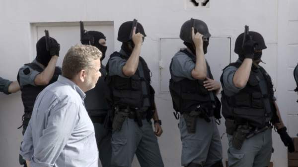 Alberto Chicote, en '¿Te lo vas a comer?', con la Guardia Civil. Alberto Chicote, en '¿Te lo vas a comer?', con la Guardia Civil.