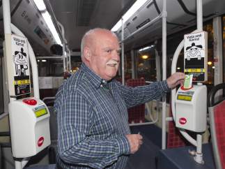 Enrique Andújar vendió su Nissan del año 1999 y se mueve en transporte público con la T-Verda Metropolitana.