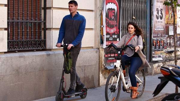 La DGT quiere prohibir el aparcamiento en las aceras a los patinetes y a las bicicletas