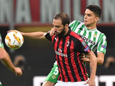 Bartra pugna por un balón con Higuaín.