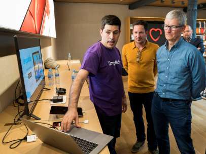 Tim Cook, CEO de Apple, en su visita a la tienda de la Puerta del Sol de Madrid.