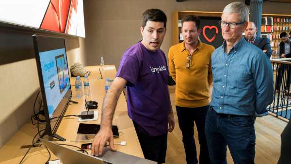 Tim Cook, CEO de Apple, en su visita a la tienda de la Puerta del Sol de Madrid. Tim Cook, CEO de Apple, en su visita a la tienda de la Puerta del Sol de Madrid.