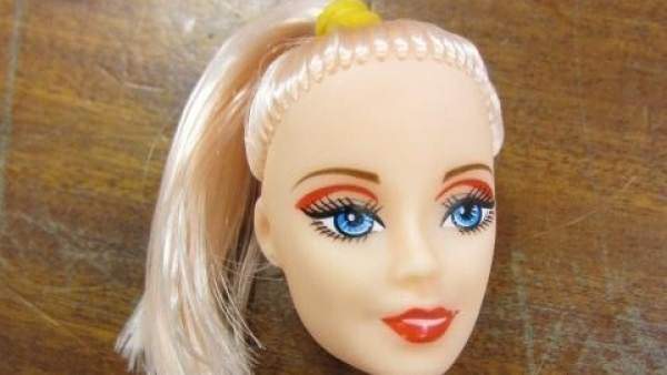 Cabeza de una de las muñecas destruidas Cabeza de una de las muñecas destruidas