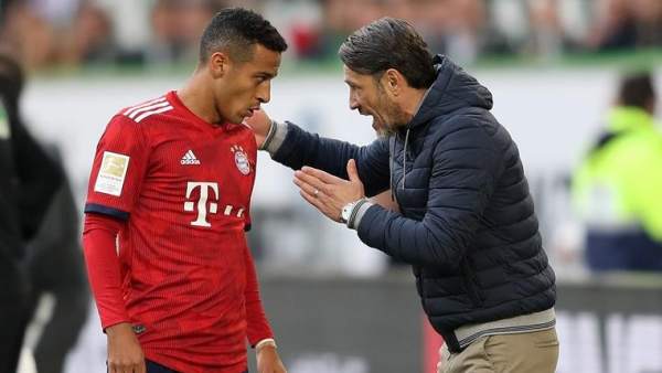 Thiago Alcántara recibe instrucciones de Niko Kovac. Thiago Alcántara recibe instrucciones de Niko Kovac.