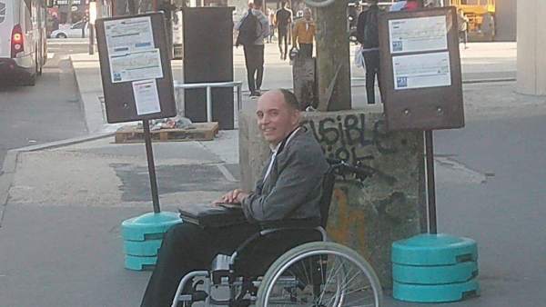 Hombre en silla de ruedas Hombre en silla de ruedas