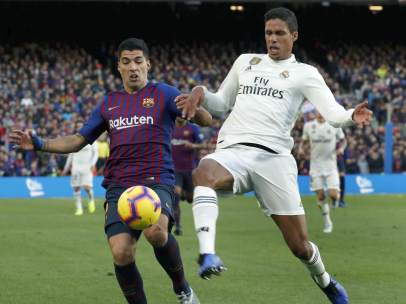 Raphael Varane y Luis Suárez