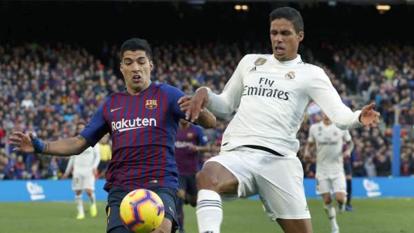 Raphael Varane y Luis Suárez Raphael Varane y Luis Suárez