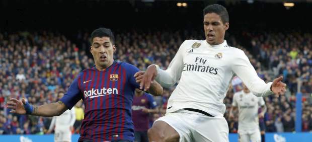 Raphael Varane y Luis Suárez