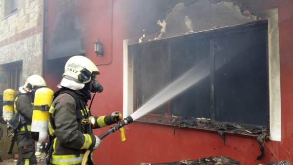 Bomberos extinguen un incendio en una vivienda de Argoños Bomberos extinguen un incendio en una vivienda de Argoños