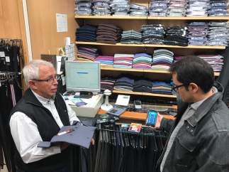 Un cliente usa Viba.Barcelona en una compra en el barrio de Sant Antoni.