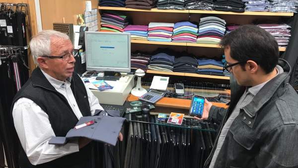Un cliente usa Viba.Barcelona en una compra en el barrio de Sant Antoni. Un cliente usa Viba.Barcelona en una compra en el barrio de Sant Antoni.