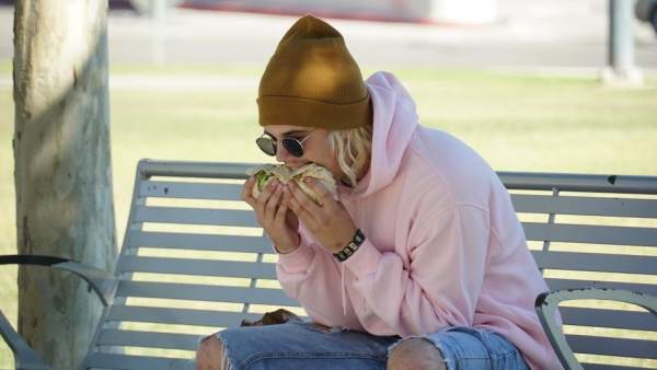 Justin Bieber comiendo de forma extraña un burrito Justin Bieber comiendo de forma extraña un burrito