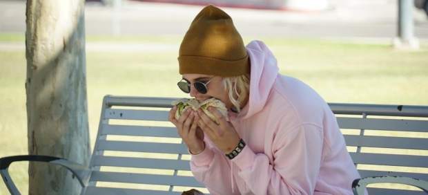 Justin Bieber comiendo de forma extraña un burrito