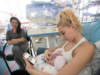 La UCI del Servicio de Neonatología del Hospital Clínic de Barcelona ha instalado cámaras para que los padres puedan ver a sus hijos recién nacidos durante las 24 horas del día a través de una web.
