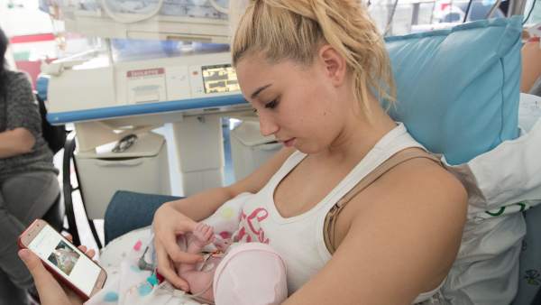 La UCI del Servicio de Neonatología del Hospital Clínic de Barcelona ha instalado cámaras para que los padres puedan ver a sus hijos recién nacidos durante las 24 horas del día a través de una web. La UCI del Servicio de Neonatología del Hospital Clínic de Barcelona ha instalado cámaras para que los padres puedan ver a sus hijos recién nacidos durante las 24 horas del día a través de una web.