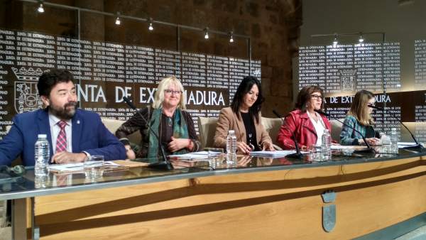 Junta, sindicatos y patronal firman el documento Junta, sindicatos y patronal firman el documento