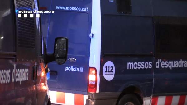 Los Mossos trasladan a los detenidos Los Mossos trasladan a los detenidos