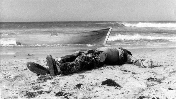 Foto de la primera muerte documentada de un migrante en patera en España Foto de la primera muerte documentada de un migrante en patera en España