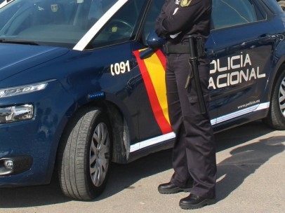 Agente y coche de policía (archivo)